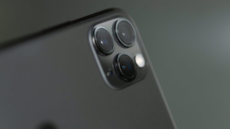 close up phography of a grey iphone xi